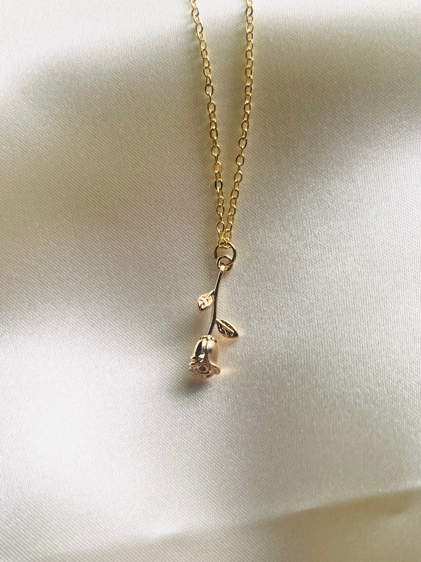 18k gold rose necklace